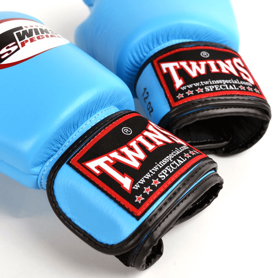 Guantoni Muay Thai Twins Special BGVL3-SKBL Azzurro in vera pelle per allenamenti e match di Muay Thai e Kickboxing. Made in Thailand, imbottitura ultra protettiva, polso corto e solido