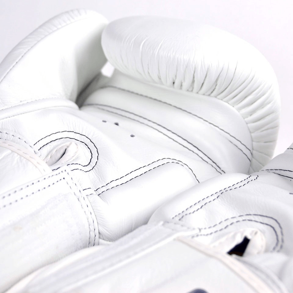 Guantoni Muay Thai Twins Special BGVL3-WHT Bianco in vera pelle per allenamenti e match di Muay Thai e Kickboxing. Made in Thailand, imbottitura ultra protettiva, polso corto e solido