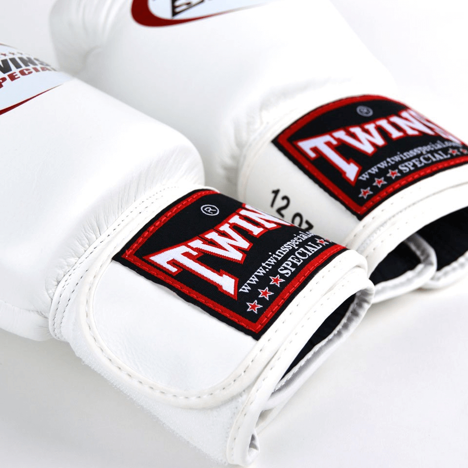 Guantoni Muay Thai Twins Special BGVL3-WHT Bianco in vera pelle per allenamenti e match di Muay Thai e Kickboxing. Made in Thailand, imbottitura ultra protettiva, polso corto e solido