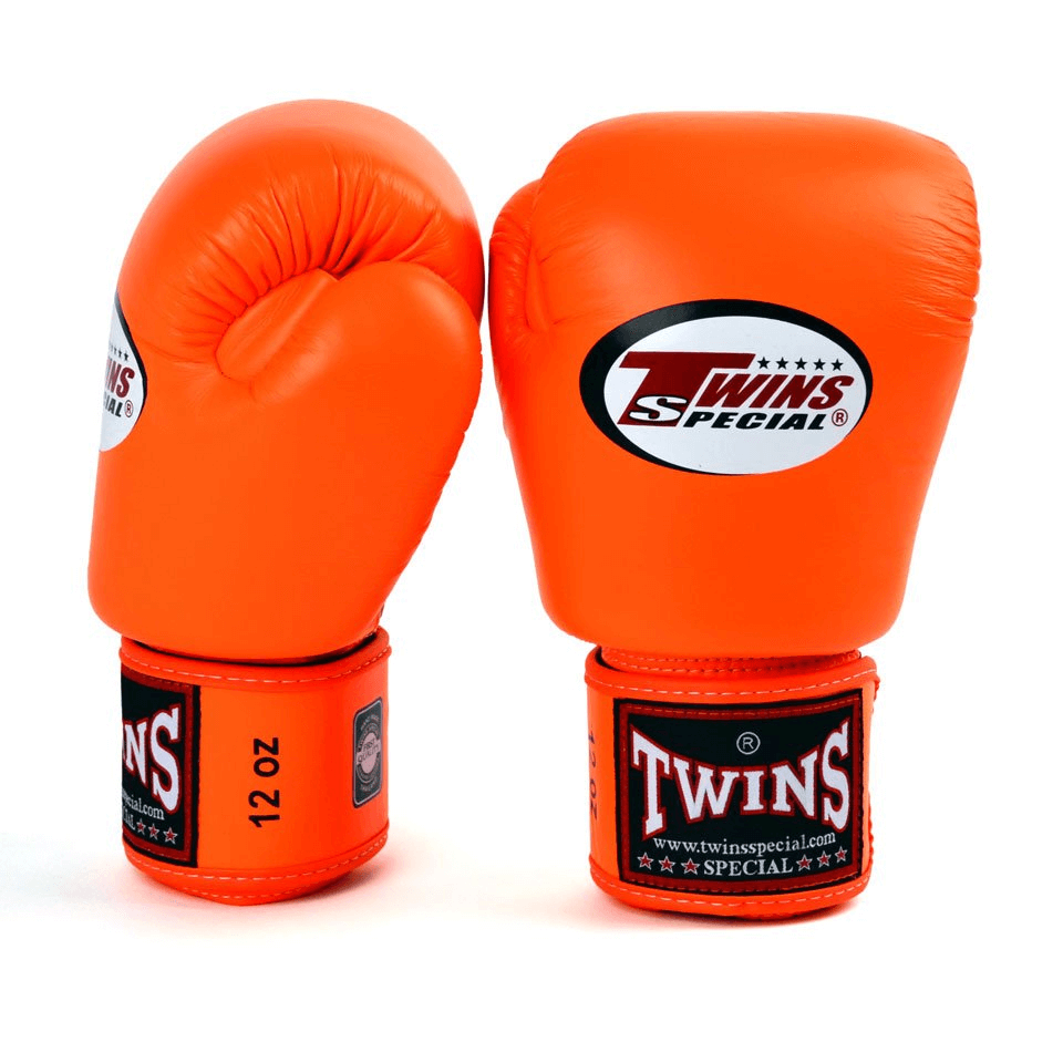 Guantoni Muay Thai Twins Special BGVL3-ORG Arancione in vera pelle per allenamenti e match di Muay Thai e Kickboxing. Made in Thailand, imbottitura ultra protettiva, polso corto e solido