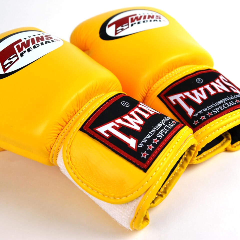 Guantoni Muay Thai Twins Special BGVL3-YLW Giallo in vera pelle per allenamenti e match di Muay Thai e Kickboxing. Made in Thailand, imbottitura ultra protettiva, polso corto e solido.