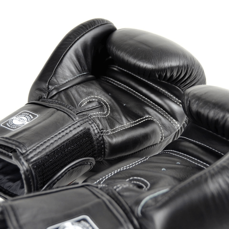 Guantoni Muay Thai Twins Special BGVL3-BLK Nero in vera pelle per allenamenti e match di Muay Thai e Kickboxing. Made in Thailand, imbottitura ultra protettiva, polso corto e solido.