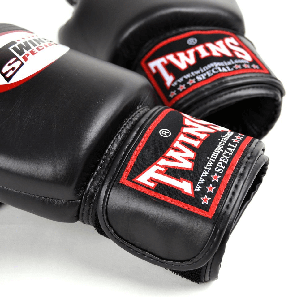 Guantoni Muay Thai Twins Special BGVL3-BLK Nero in vera pelle per allenamenti e match di Muay Thai e Kickboxing. Made in Thailand, imbottitura ultra protettiva, polso corto e solido.