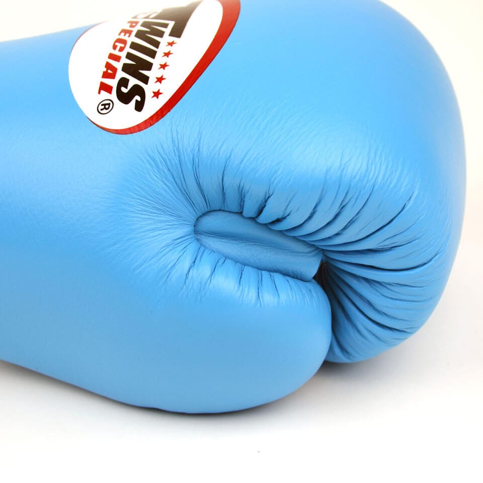 Guantoni Twins Special Azzurro in vera pelle per Muay Thai, Boxe e Kickboxing con velcro, dettaglio attaccatura pollice