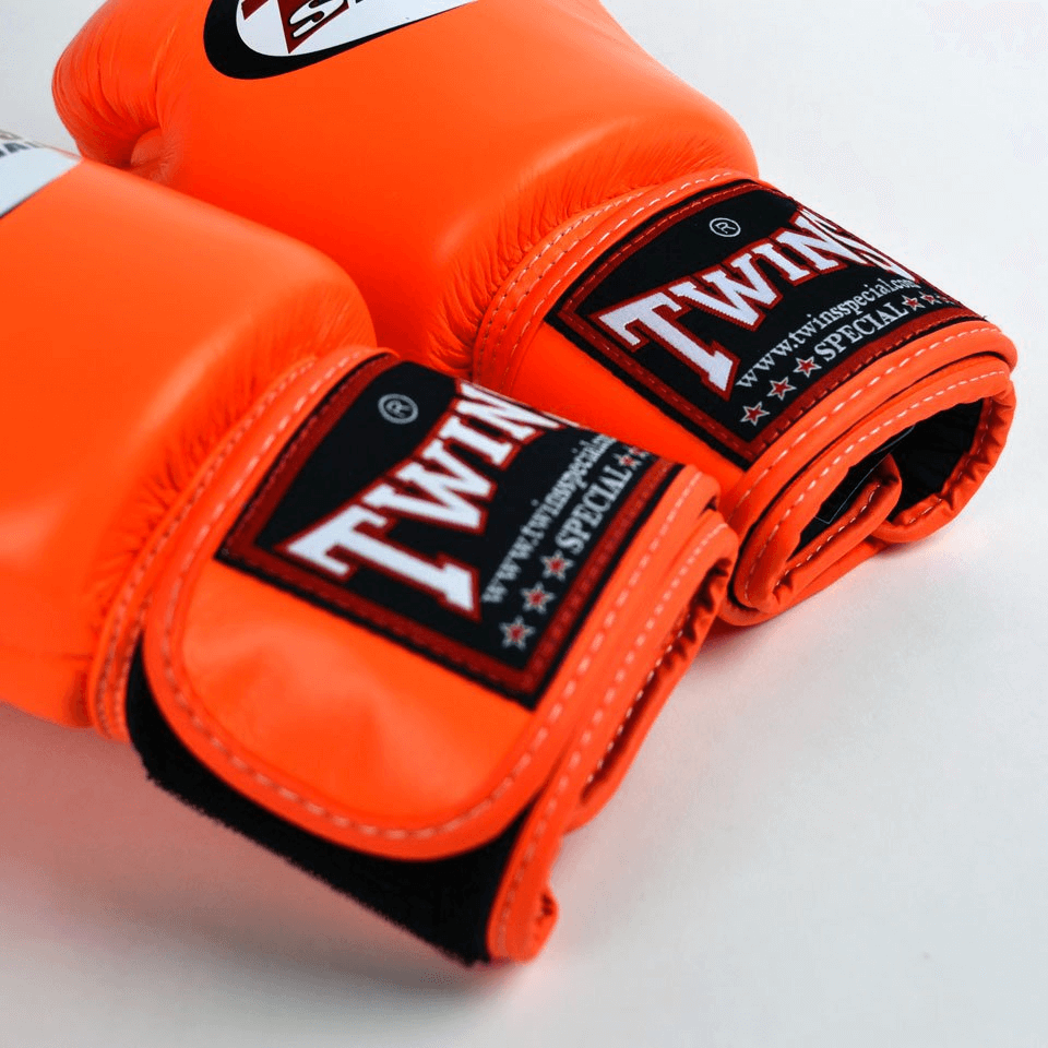 Guantoni Muay Thai Twins Special BGVL3-ORG Arancione in vera pelle per allenamenti e match di Muay Thai e Kickboxing. Made in Thailand, imbottitura ultra protettiva, polso corto e solido