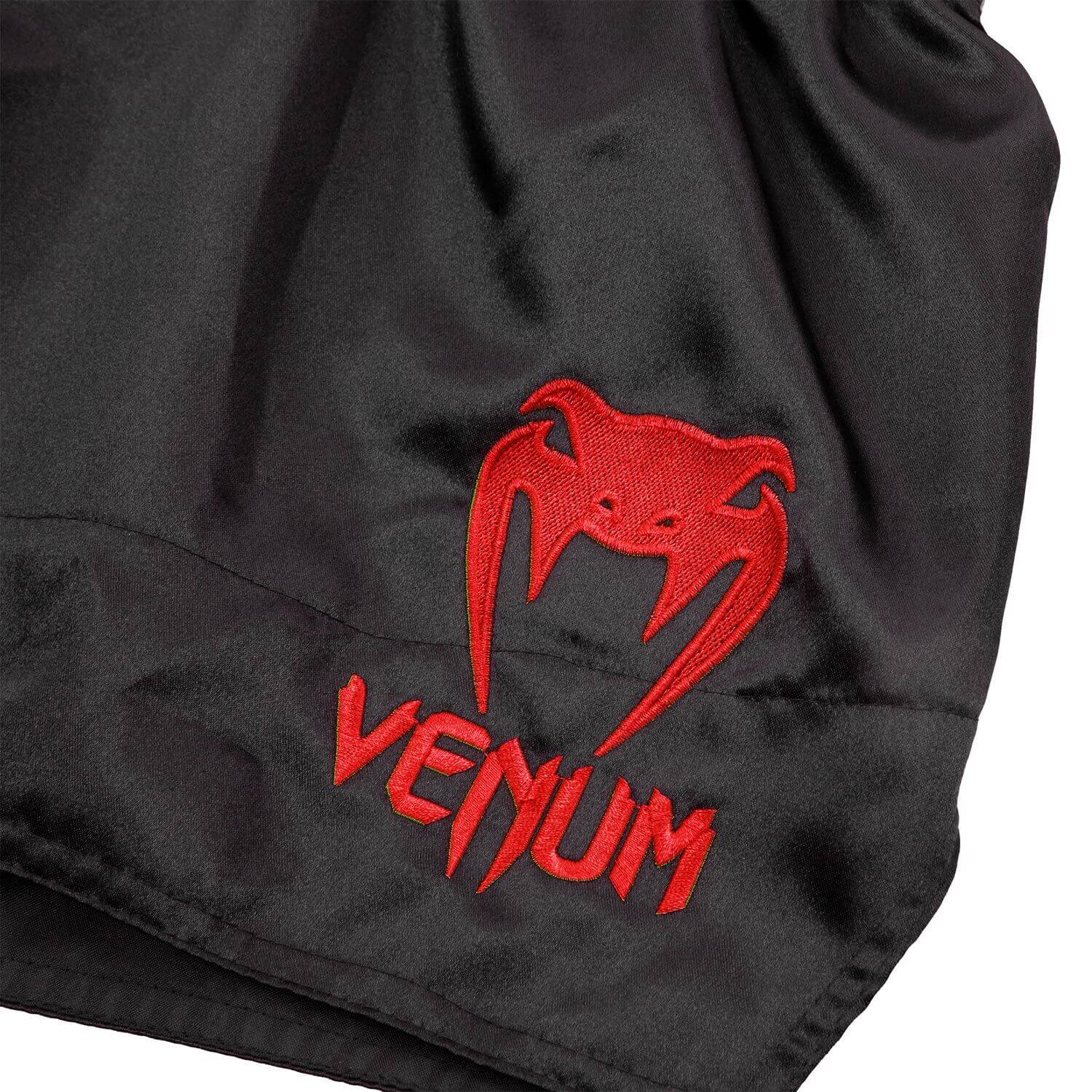 Pantaloncini Muay Thai Classic Venum Nero/Rosso per Thaiboxe e Kickboxing