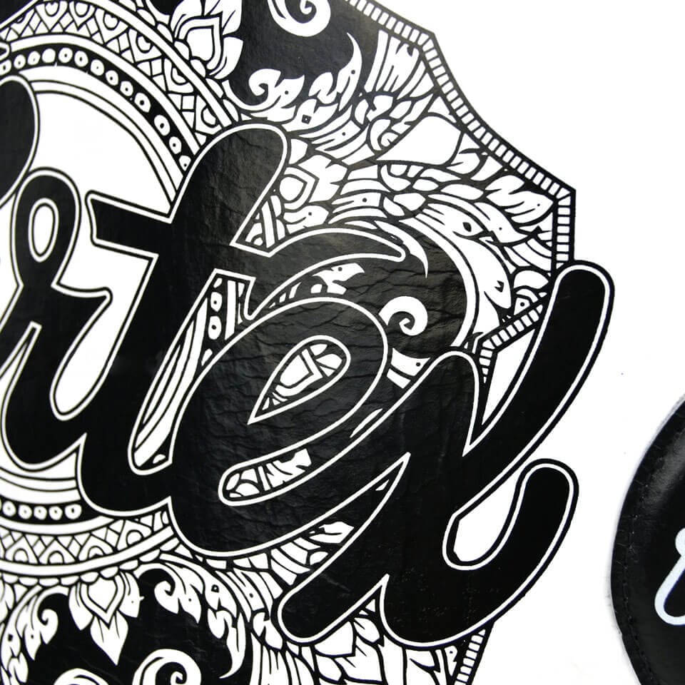 Cinturone Boxe maestro Fairtex Bianco, dettaglio logo, vera pelle, allenamenti Muay Thai, Kickboxing, mma, pugilato, sport da combattimento
