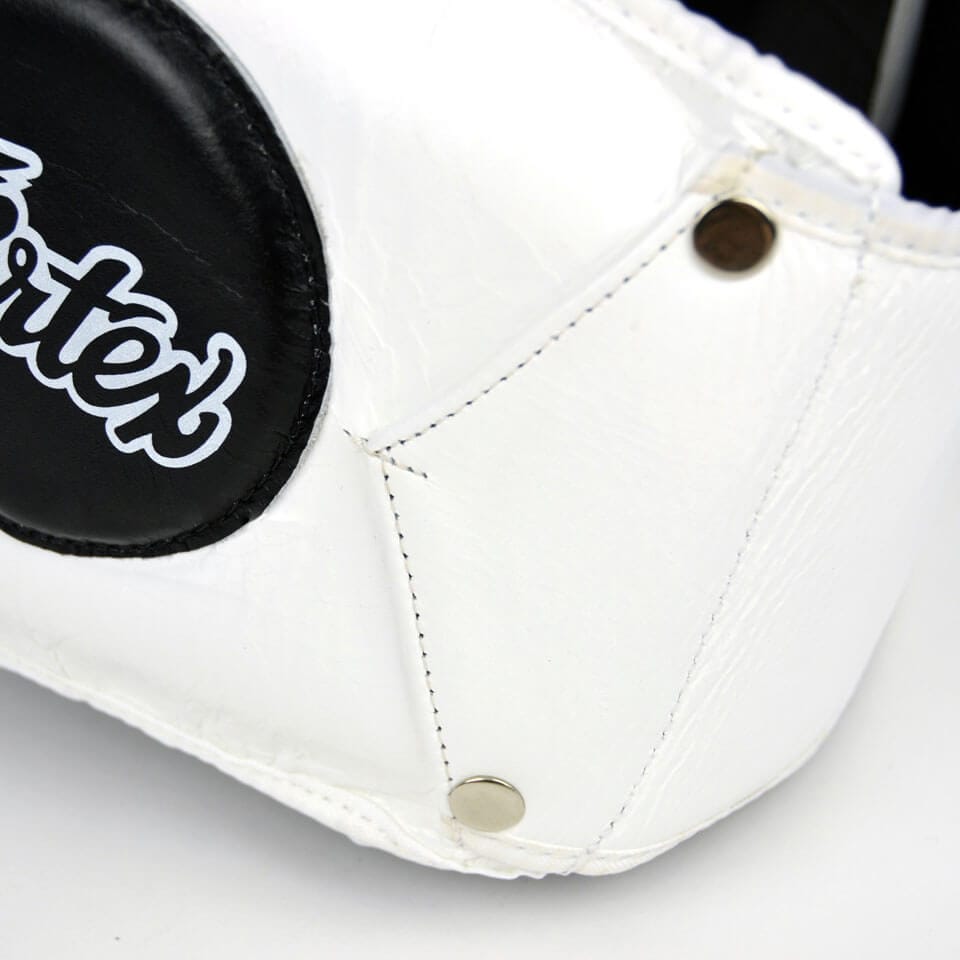 Cinturone Boxe maestro Fairtex Bianco, dettaglio cucitura, vera pelle, allenamenti Muay Thai, Kickboxing, mma, pugilato, sport da combattimento