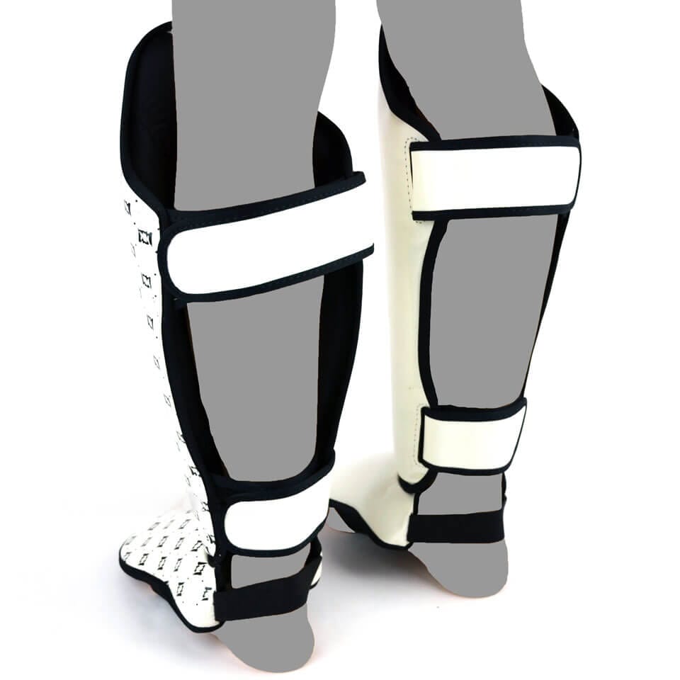 Paratibie Muay Thai Fairtex Comfort bianco per allenamenti di Muay Thai, Kickboxing ed MMA.