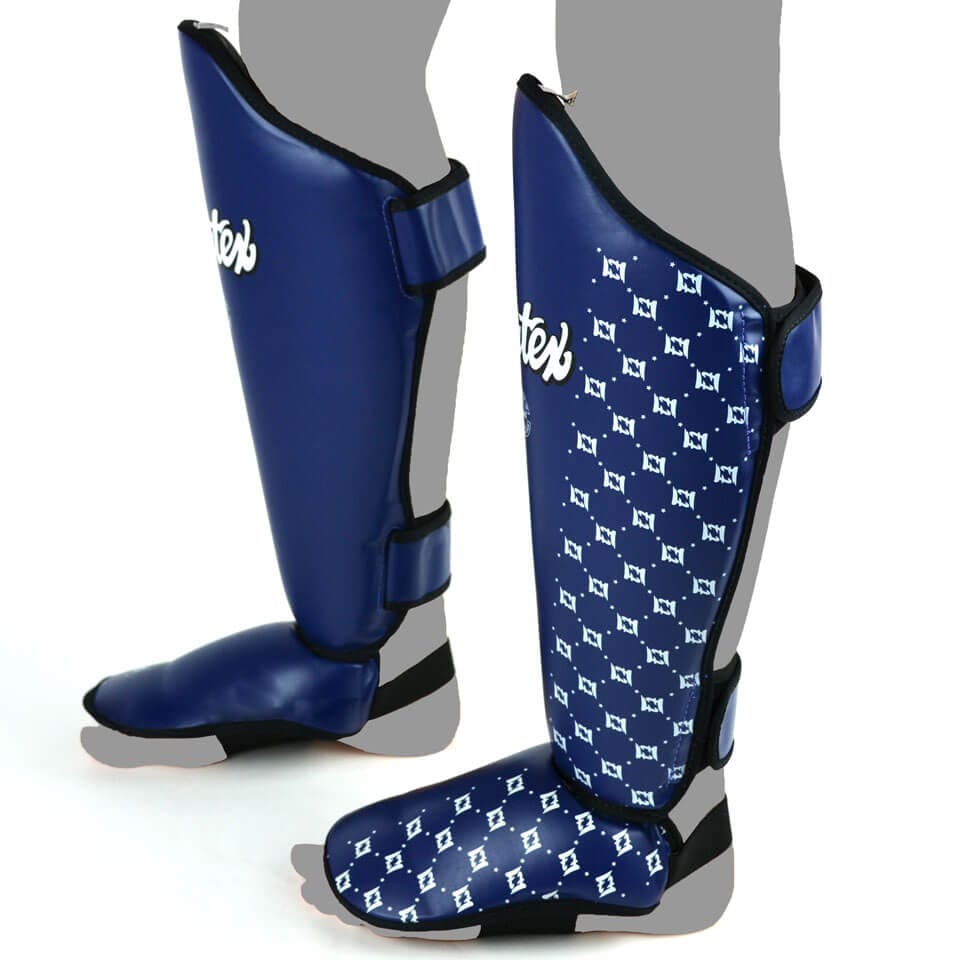 Paratibie Muay Thai Fairtex Comfort blu per allenamenti di Muay Thai, Kickboxing ed MMA.