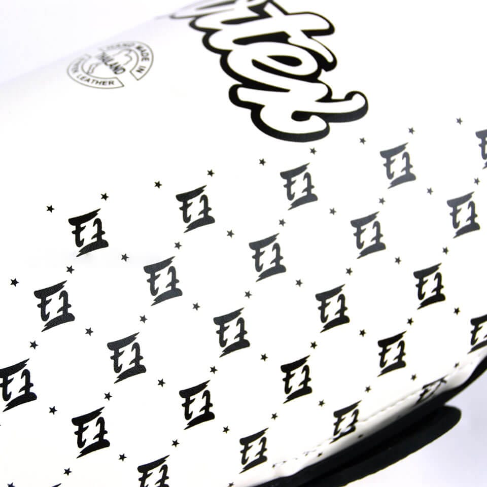 Paratibie Muay Thai Fairtex Comfort bianco per allenamenti di Muay Thai, Kickboxing ed MMA.