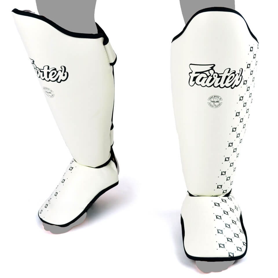 Paratibie Muay Thai Fairtex Comfort bianco per allenamenti di Muay Thai, Kickboxing ed MMA.