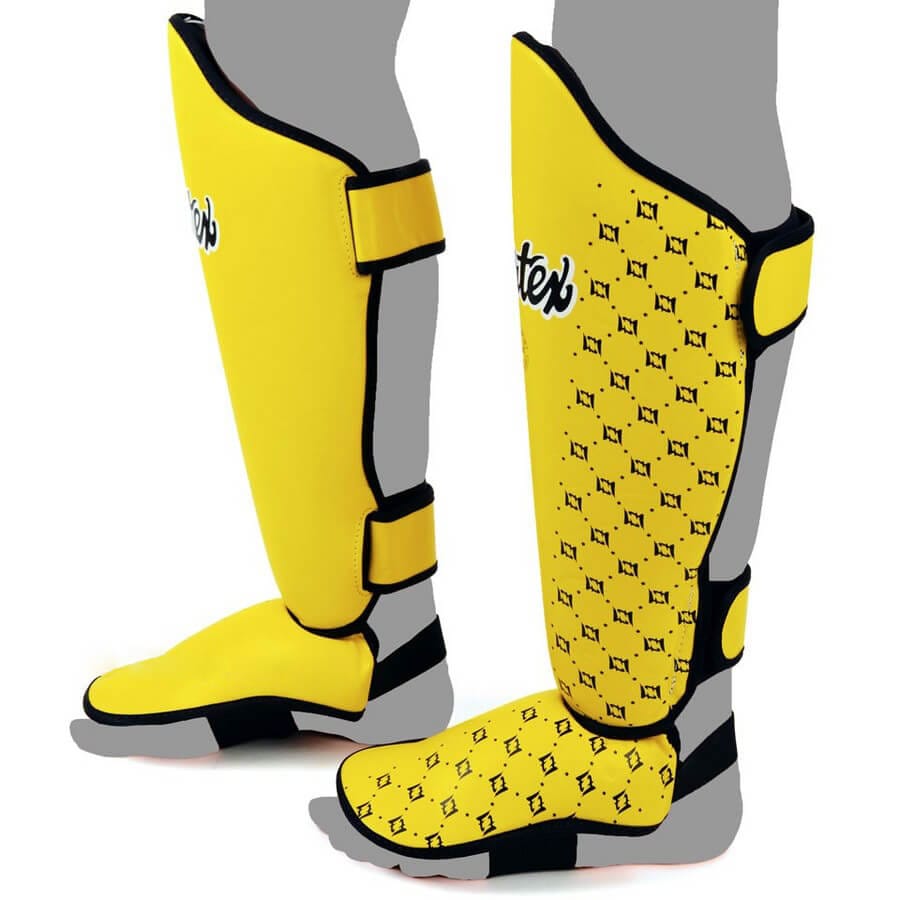 Paratibie Muay Thai Fairtex Comfort giallo per allenamenti di Muay Thai, Kickboxing ed MMA.