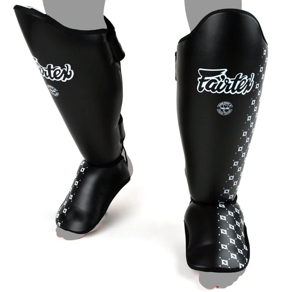 Paratibie Muay Thai Fairtex Comfort nero per allenamenti di Muay Thai, Kickboxing ed MMA.