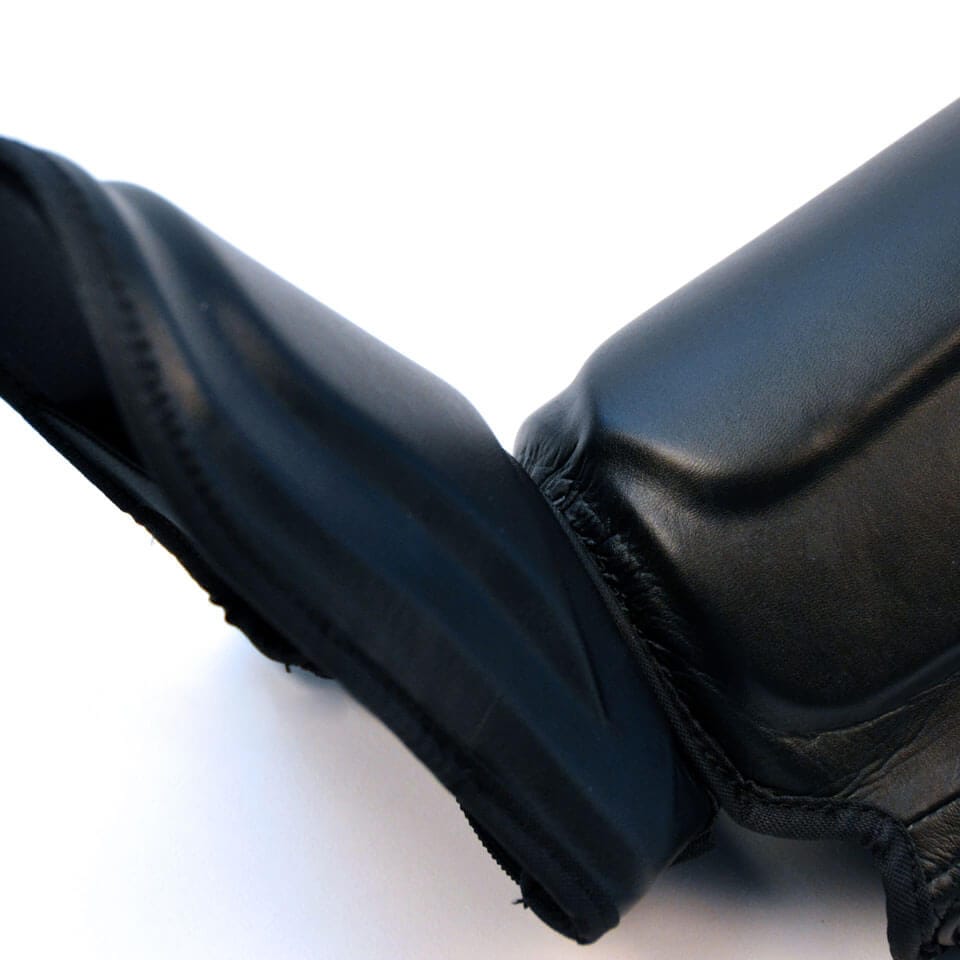 Paratibie Twins Special Double Padded Nero vera pelle con doppia imbottitura lungo tibia e piede per allenamenti di Thaiboxe, Kickboxing e MMA dettaglio protezione piede