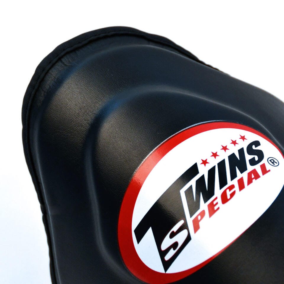 Paratibie Twins Special Double Padded Nero vera pelle con doppia imbottitura lungo tibia e piede per allenamenti di Thaiboxe, Kickboxing e MMA dettaglio protezione