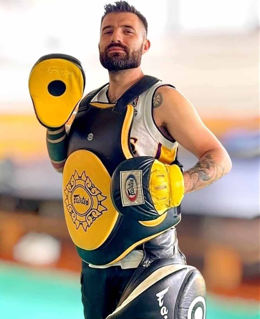 Corpetto maestro DELUXE Nero-oro per Trainer e coach di Muay Thai, Kickboxing, MMA e Boxe