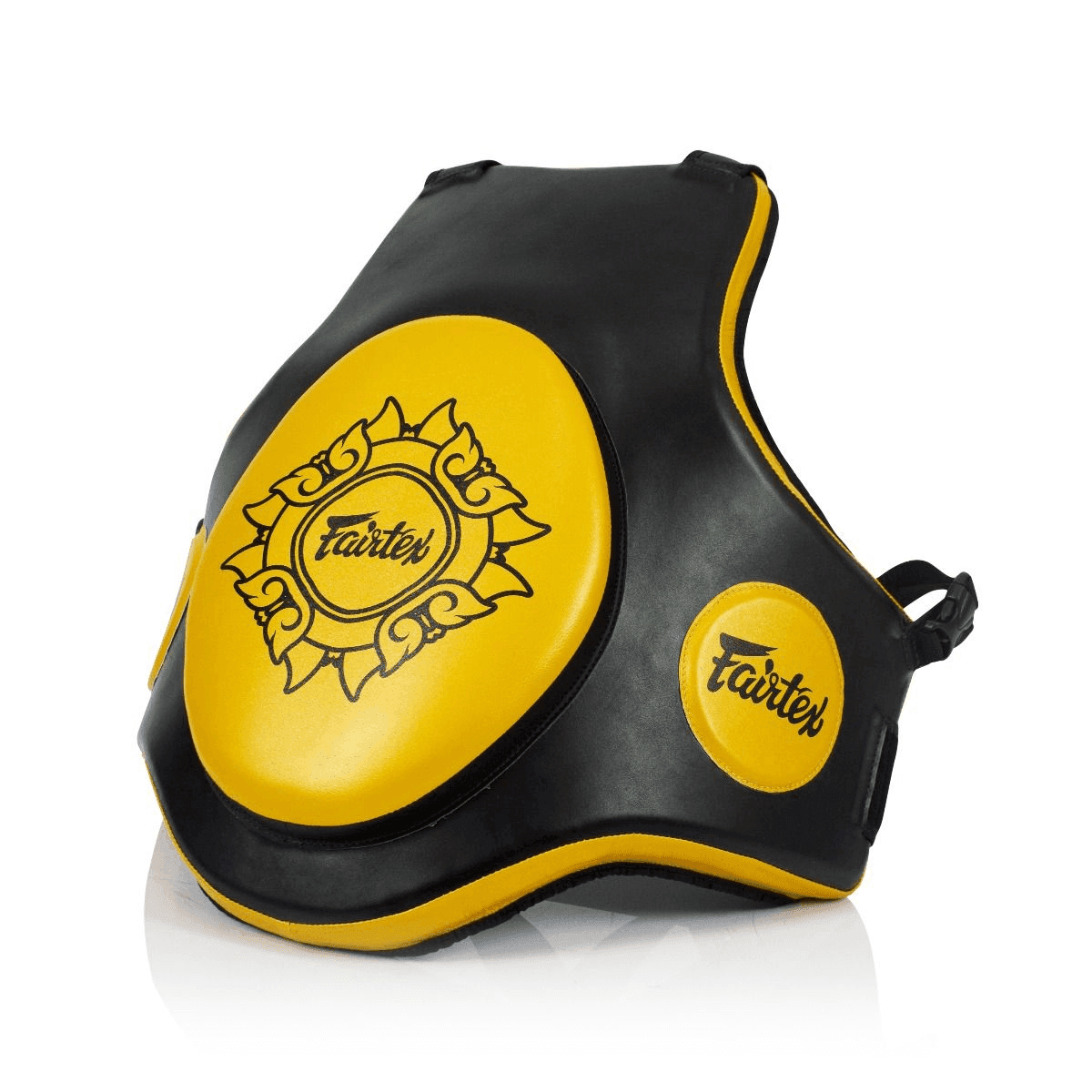 Corpetto Maestro Fairtex Deluxe Nero/Oro per coach e trainer di Muay Thai, MMA, Boxe e Kickboxing. Imbottitura extra ed ultra resistente a prova dei pesi massimi. Cinghie rinforzate, solide e durature.