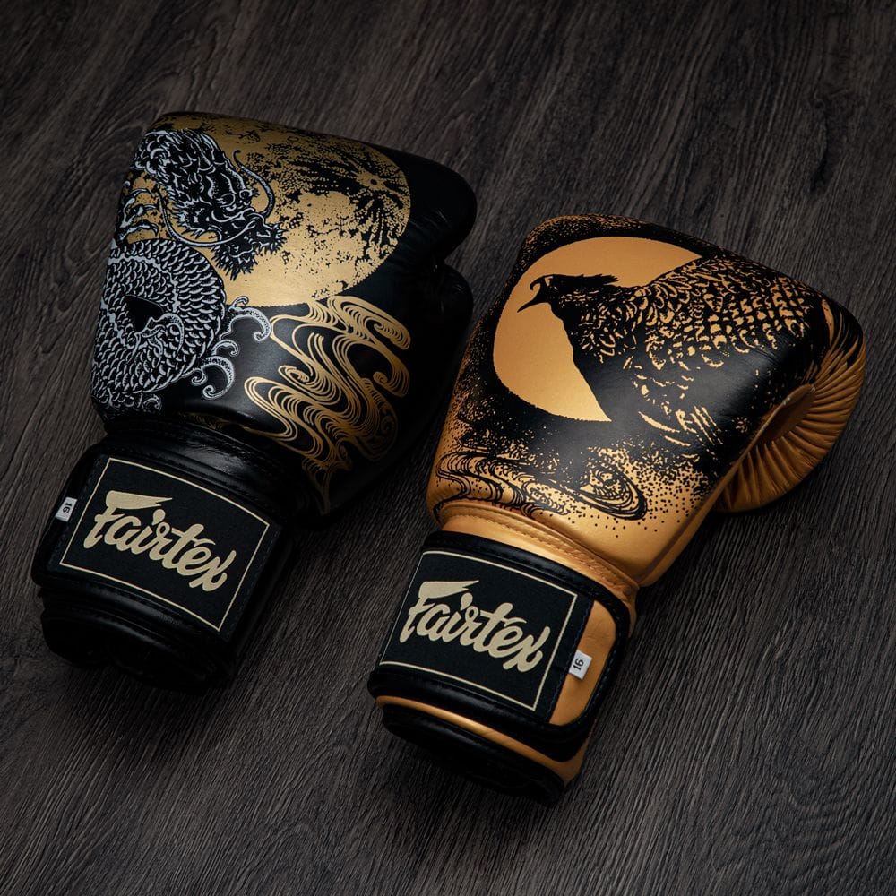 Guantoni Boxe Fairtex Harmony Six Nero-Oro per Muay Thai, Kickboxing o Pugilato con dragone e fenice