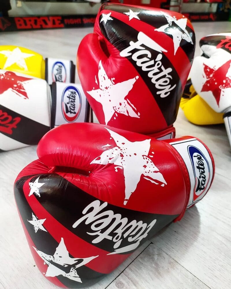 Guantoni Nation Print rosso per Match e allenamenti di Muay Thai, Boxe e Kickboxing.