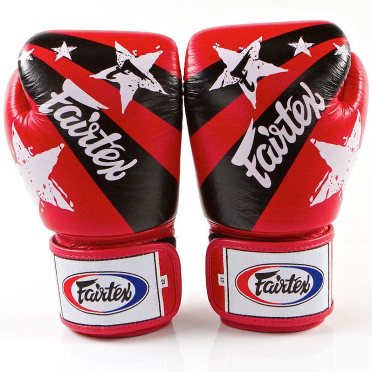 Guantoni Fairtex Nation Print rosso in pelle, per allenamenti di Pugilato, Muaythai, e Kickboxing
