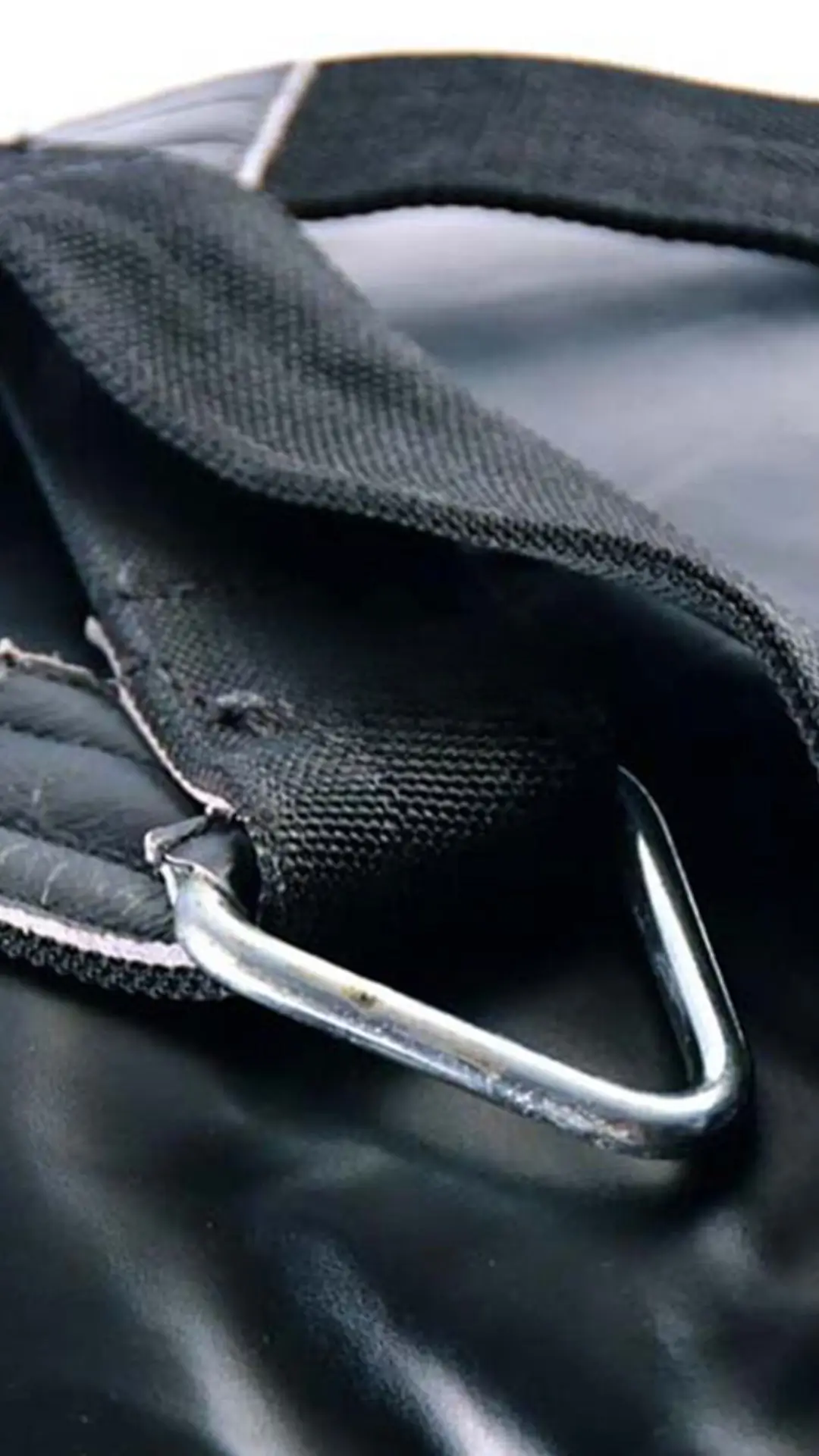 Sacco Muay Thai Fairtex Angle T Bag HB12 60 kg per allenamenti di Muay Thai, Kickboxing Boxe ed MMA. Sacco pieno e adatto al condizionamento delle tibie.