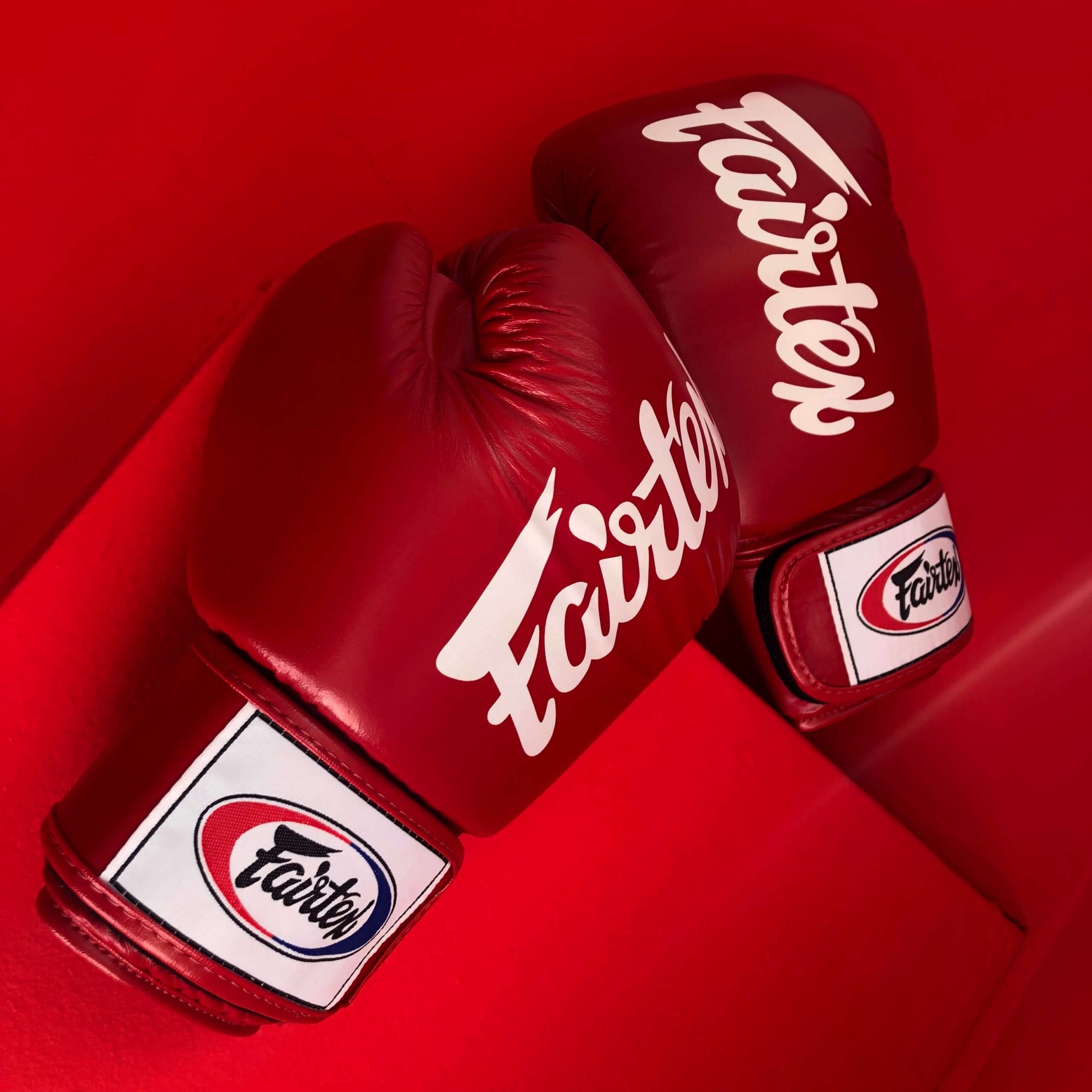 Guantoni Fairtex Rosso Bianco Muay Thai per allenamentie di Boxe e Kickboxing