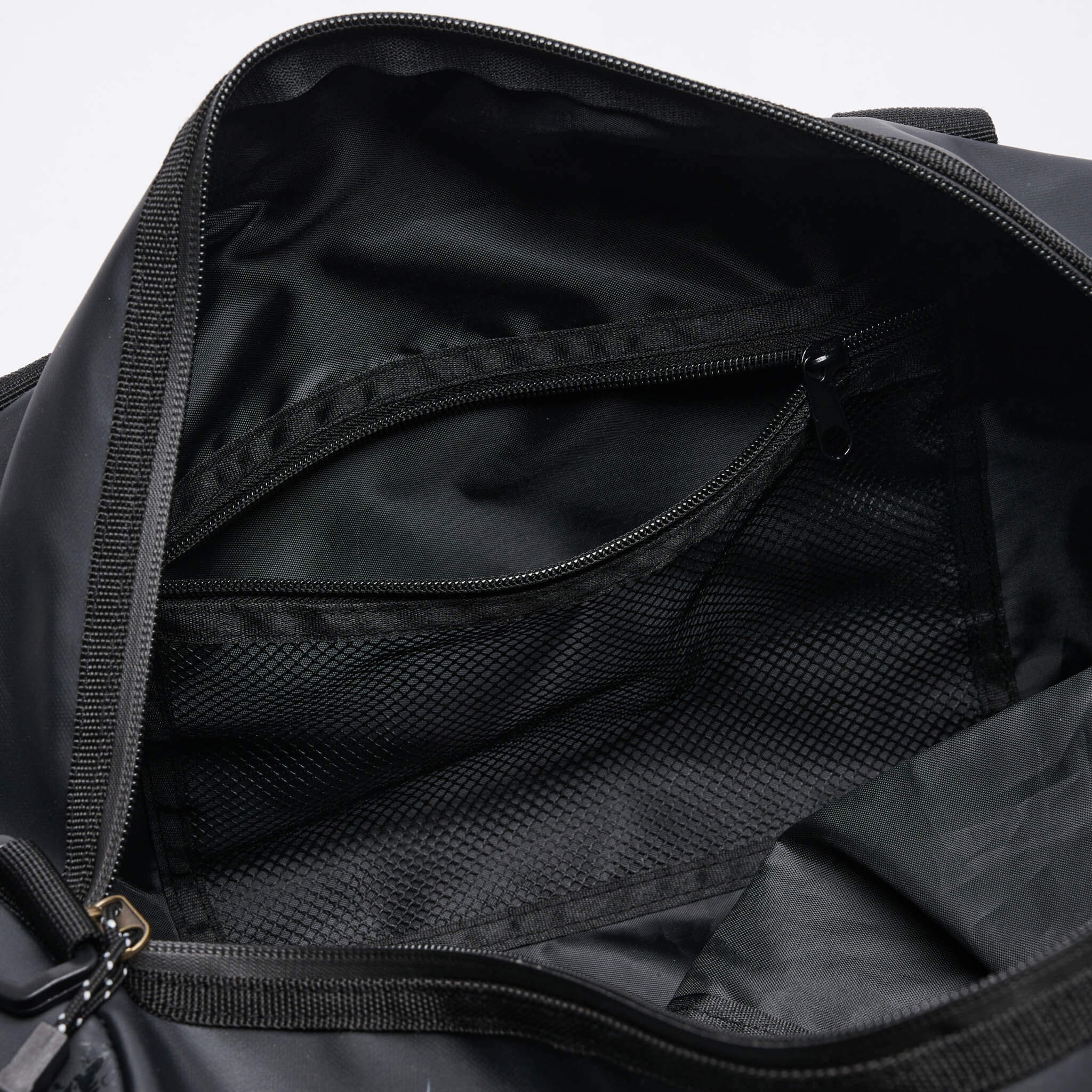 Borsa Palestra Leone1947 DNA Nero e Oro per Boxe, Kickboxing, MMA e Muay Thai. Piccola, leggera, non ingombrante, può riporre una quantità limitata di attrezzatura.