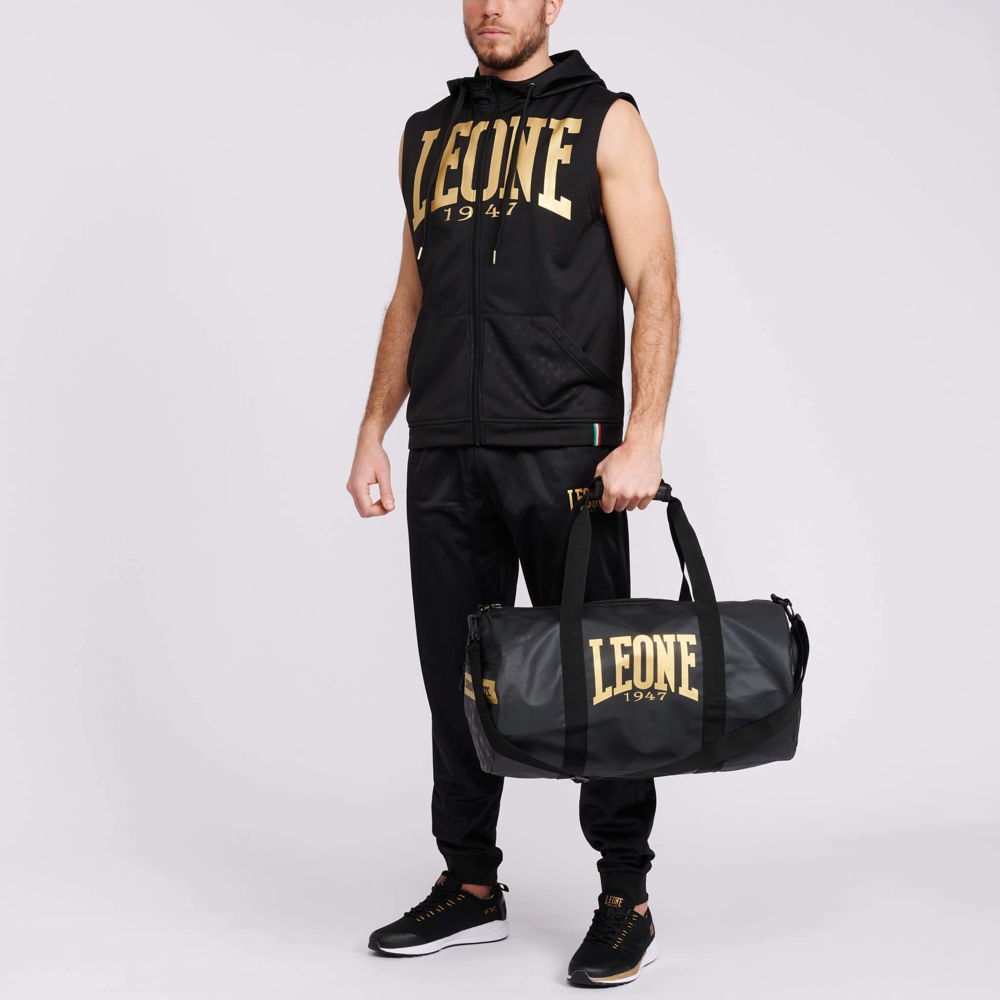 Borsa Palestra Leone1947 DNA Nero e Oro per Boxe, Kickboxing, MMA e Muay Thai. Piccola, leggera, non ingombrante, può riporre una quantità limitata di attrezzatura.