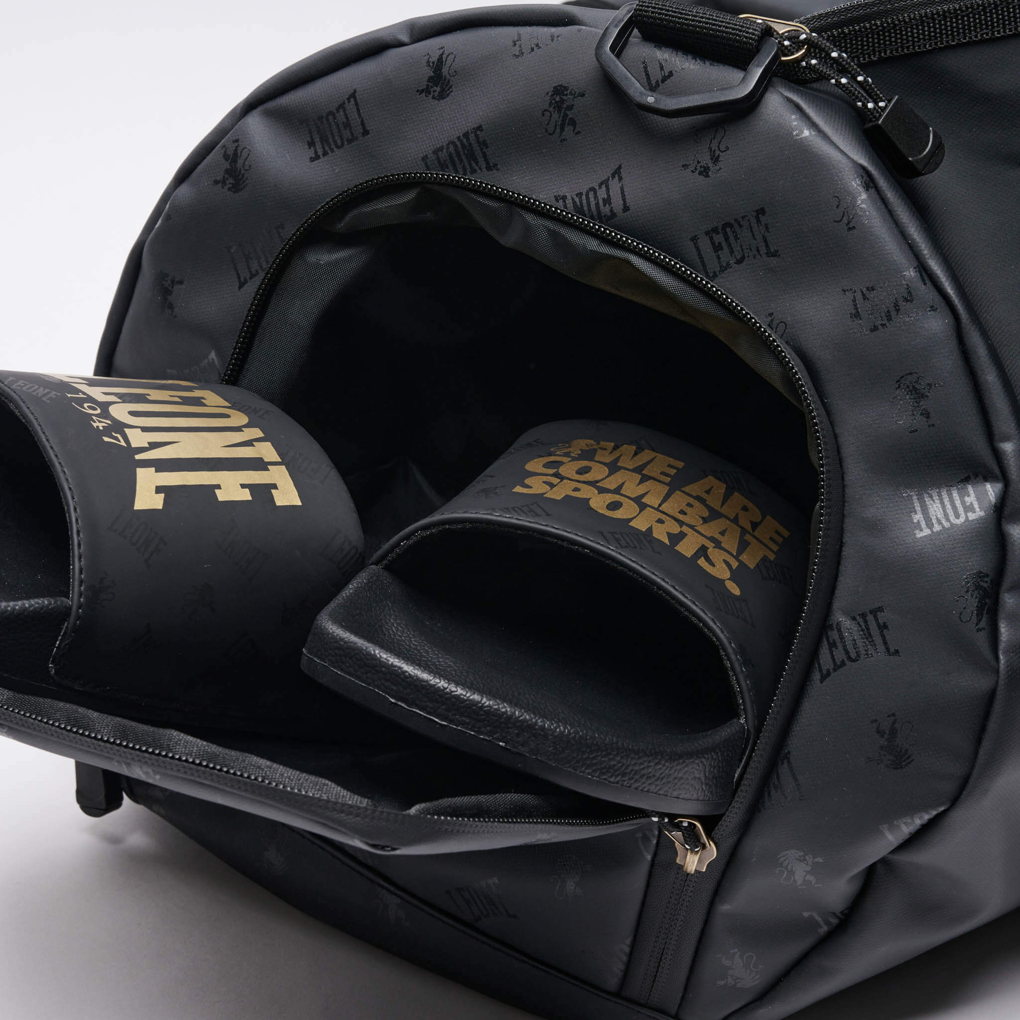 Borsa Palestra Leone1947 DNA Nero e Oro per Boxe, Kickboxing, MMA e Muay Thai. Piccola, leggera, non ingombrante, può riporre una quantità limitata di attrezzatura.
