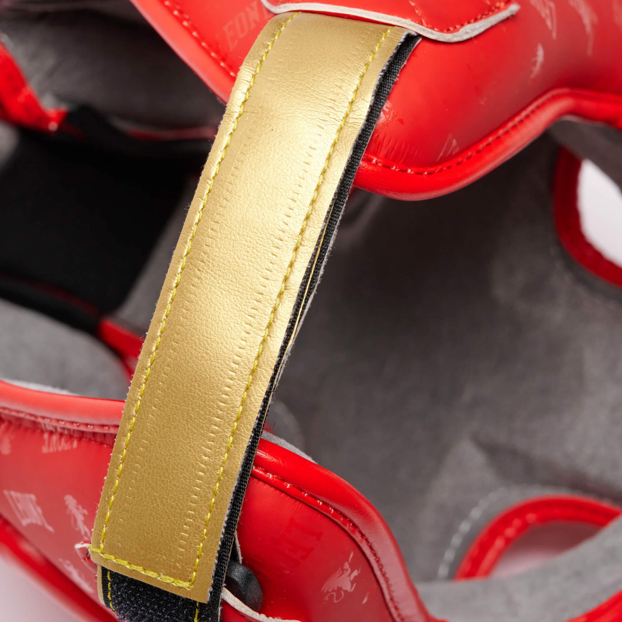Caschetto Rosso DNA Leone1947 Combat con dettagli Oro per Competizioni di Boxe, Kickboxing, Muaythai ed MMA