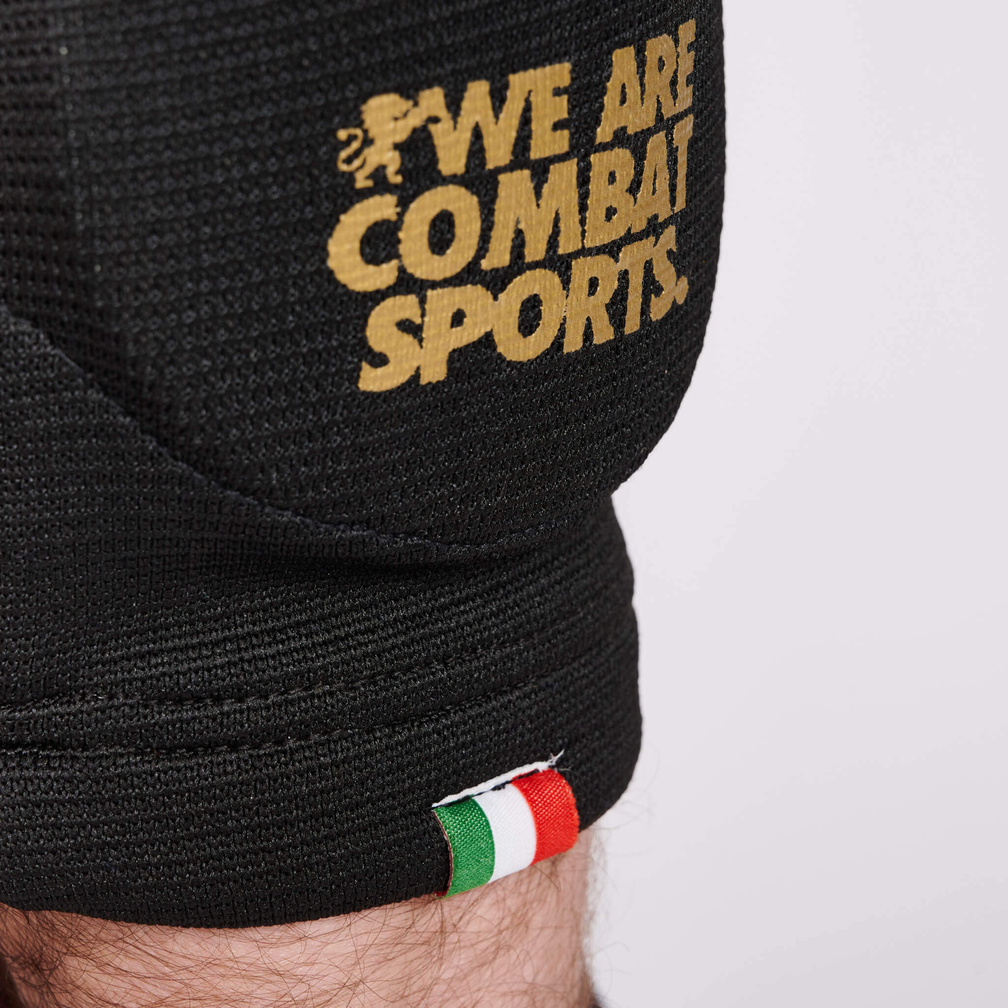 Gomitiere Leone1947 DNA in Nero con dettagli e logo in Oro, Protezione per Muay Thai e MMA