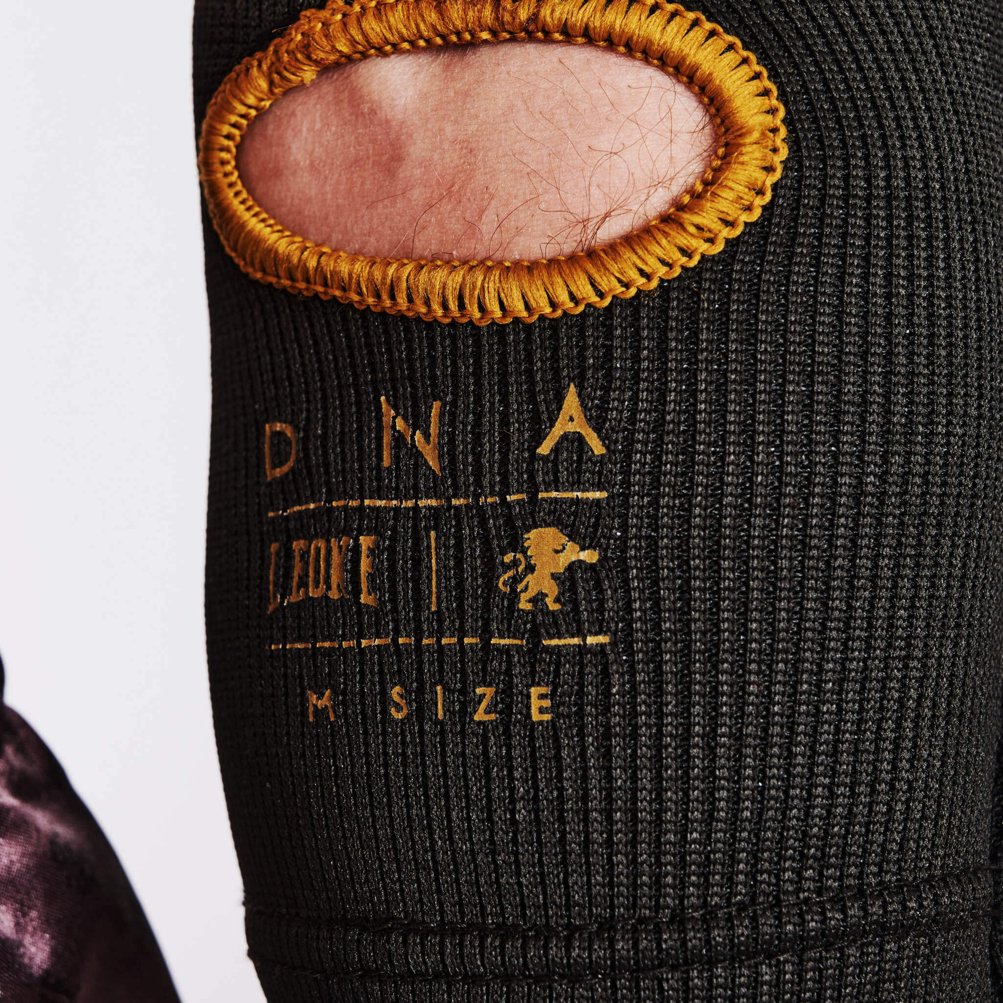 Gomitiere Leone1947 DNA in Nero con dettagli e logo in Oro, Protezione per Muay Thai e MMA