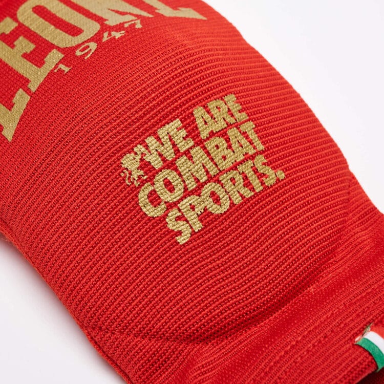 Gomitiere Leone1947 DNA in Rosso con dettagli e logo in Oro, Protezione per Muay Thai e MMA
