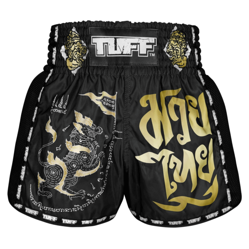 Pantaloncini Muay Thai Tuff Singha Yantra Nero/Oro per allenamenti e match di Kickboxing e Muay Thai. Leggeri, comodi e morbidi con spacchi laterali. In Microfiber non si attaccano alla gamba.