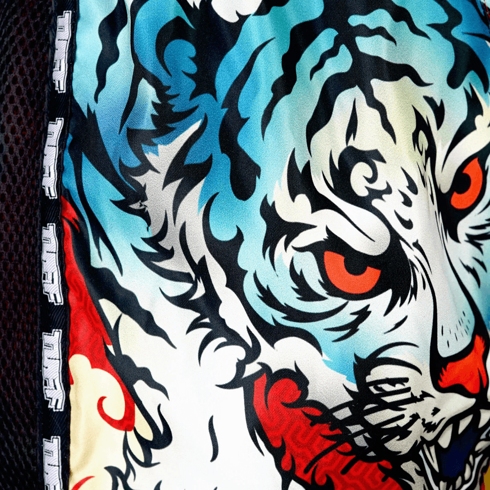 Pantaloncini Muay Thai Tuff Cruel Ice Tiger Rosso/Blu per allenamenti e match di Kickboxing e Muay Thai. Leggeri, comodi e morbidi con spacchi laterali. In Microfiber non si attaccano alla gamba.