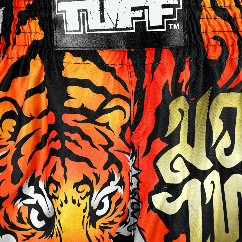 Pantaloncini Muay Thai Tuff Cruel Tiger Nero per allenamenti e match di Kickboxing e Muay Thai. Leggeri, comodi e morbidi con spacchi laterali. In Microfiber non si attaccano alla gamba.