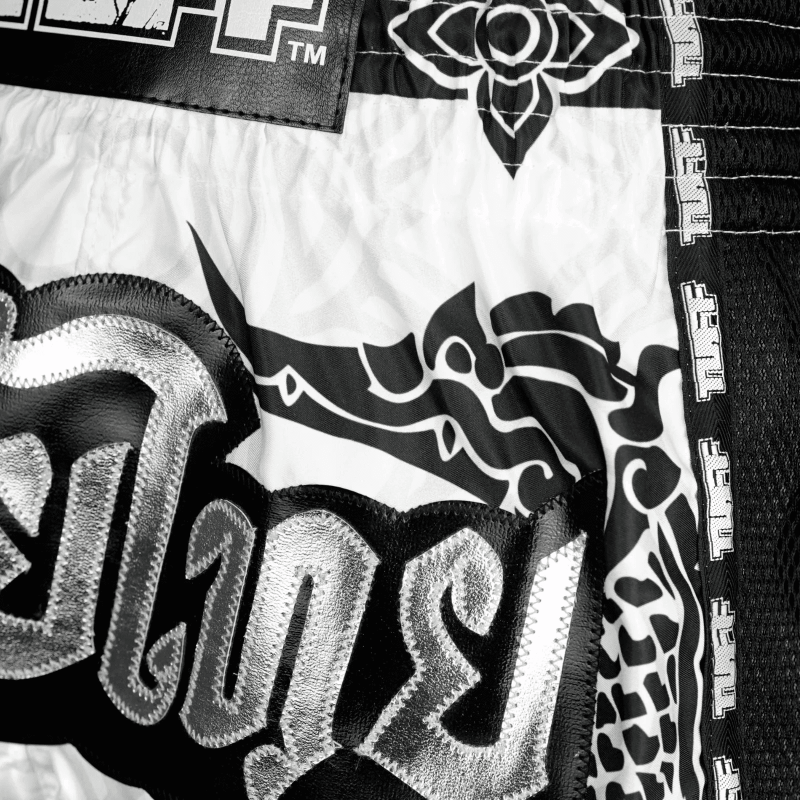 Pantaloncini Muay Thai Tuff Great Hongsa Bianco/Nero per allenamenti e match di Kickboxing e Muay Thai. Leggeri, comodi e morbidi con spacchi laterali. In Microfiber non si attaccano alla gamba.