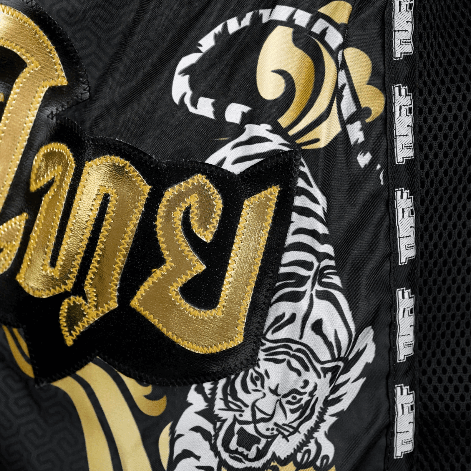 Pantaloncini Muay Thai Tuff Double Tiger Nero/Oro per allenamenti e match di Kickboxing e Muay Thai. Leggeri, comodi e morbidi con spacchi laterali. In Microfiber non si attaccano alla gamba.
