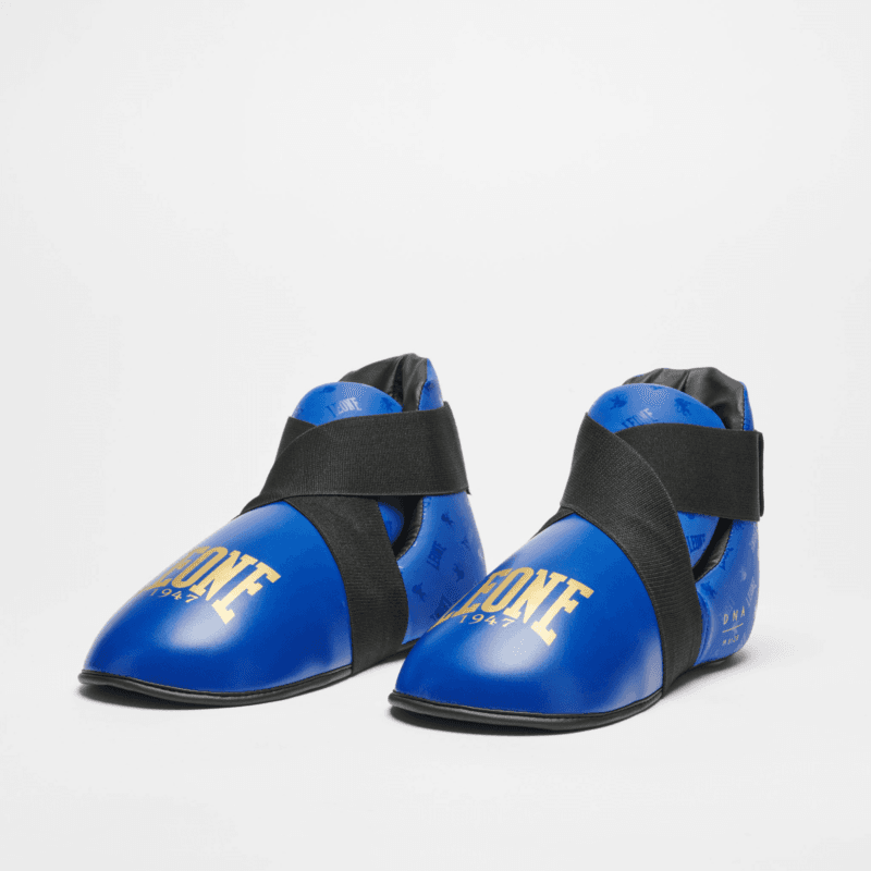 Calzari Kickboxing Leone 1947 DNA Blu per allenamenti e gare di Kick Light, Point Fight, Kickboxing Light. Protezione Piede separata con chiusura velcro ed elastici.