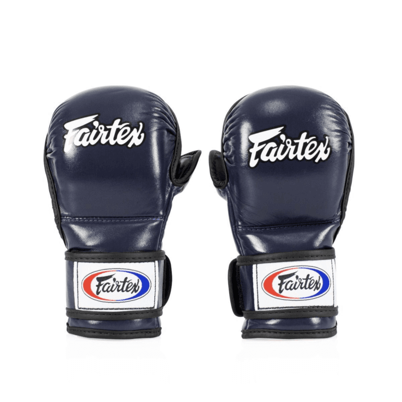 Guanti MMA Sparring Fairtex 7oz Blu in pelle di vacchetta fatti a mano per competizioni amatoriali ed allenamenti di MMA. Imbottitura densa e compatta che assorbe in maniera eccellente le onde d'urto proteggendo adeguatamente le tua mani durante sparring e match.