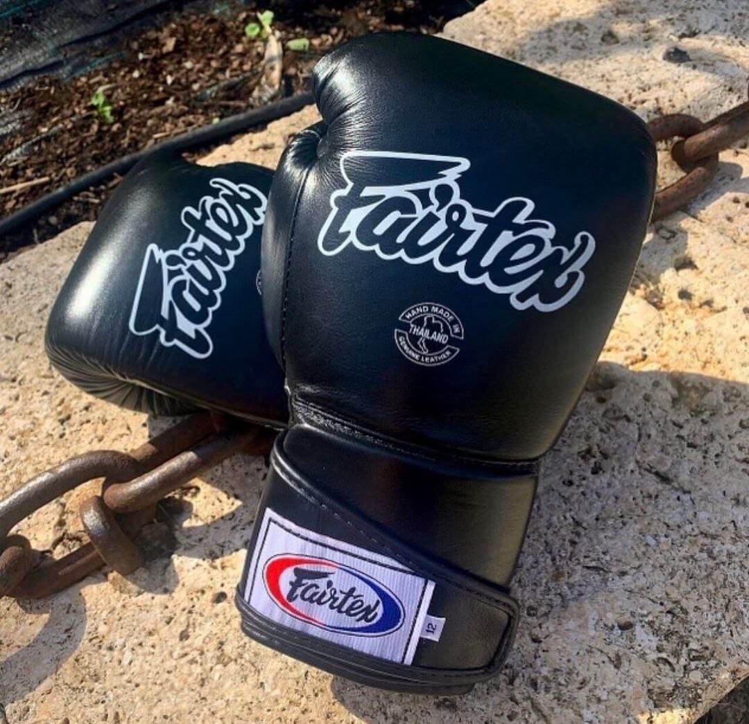 Guantoni Fairtex Angular nero chiusura velcro per allenamenti e Match di Muay Thai, Kickboxing e boxe.