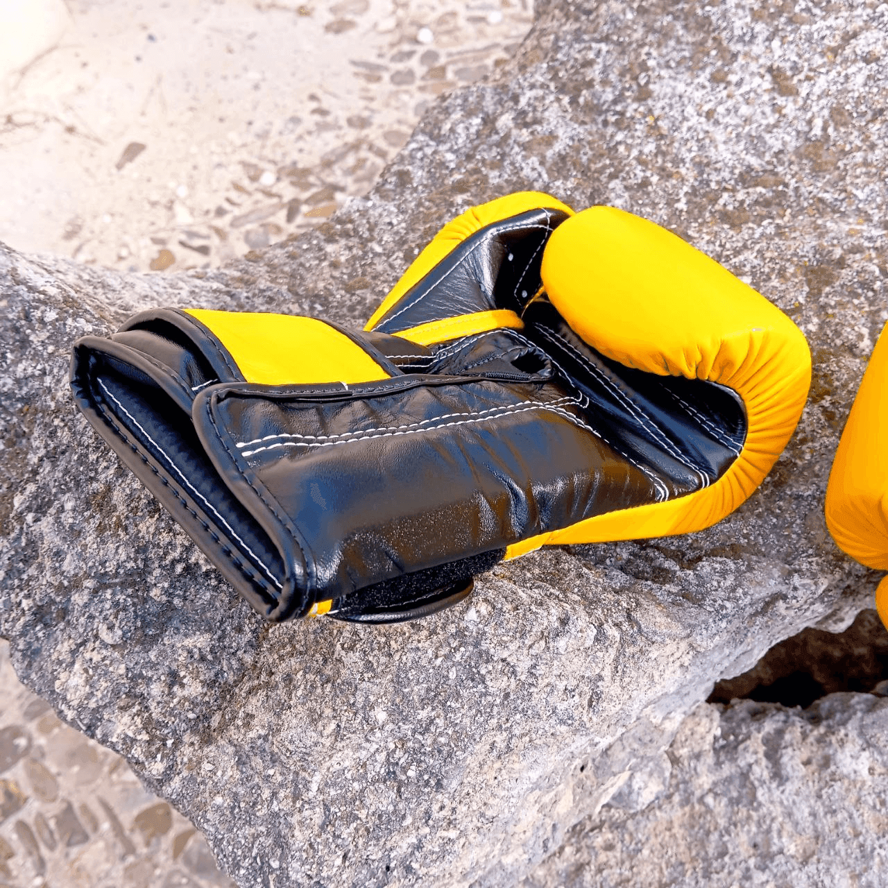Guantoni Fairtex Mexican Style Heavy Hitter in pelle di vacchetta Giallo. Polso più lungo per una migliore stabilità dell'articolazione, imbottitura extra protettiva in triplo strato. Fodera interna Anti sudore per preservare l'imbottitura. Adatti a tutti i praticanti di Muay Thai, Boxe e Kickboxing.