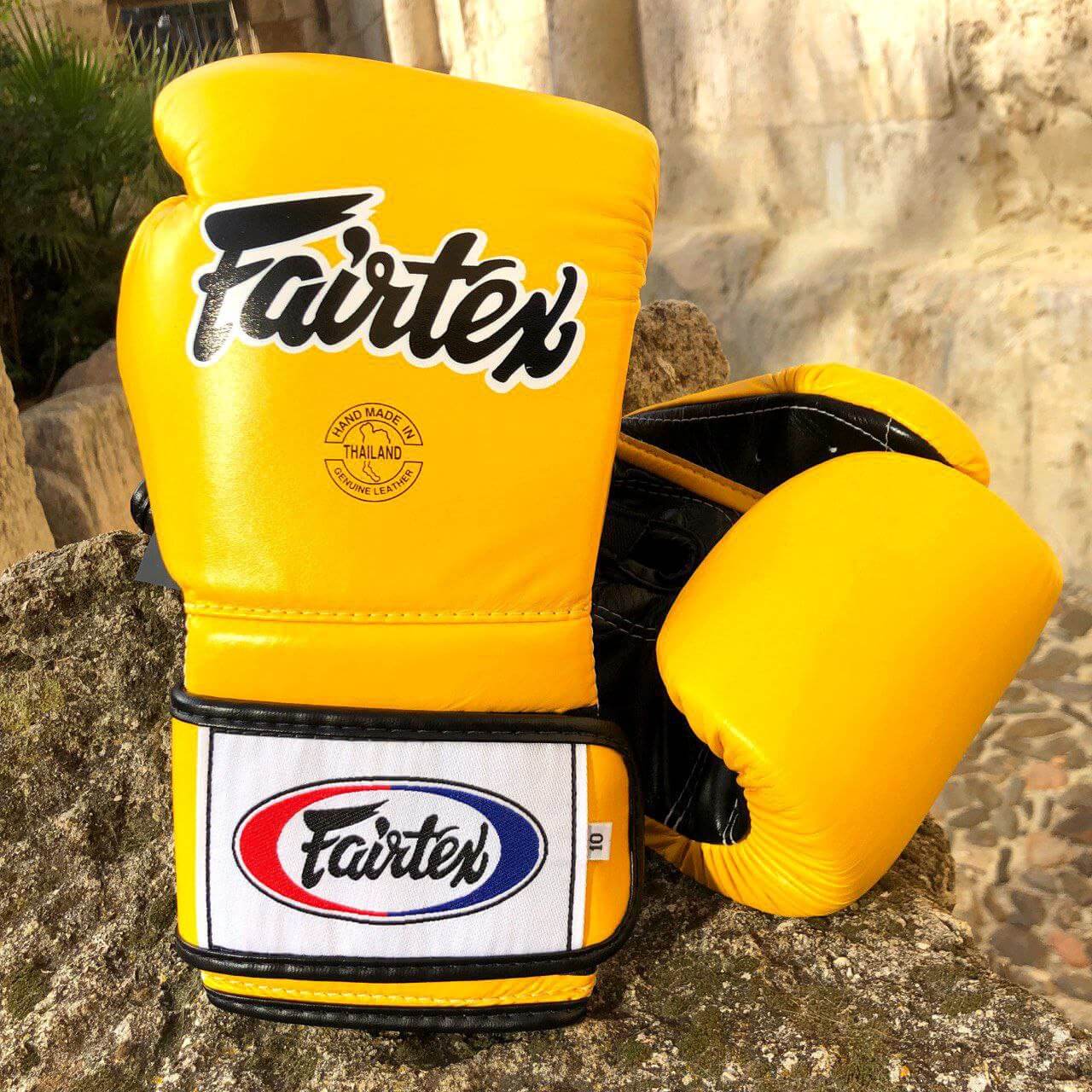 Guantoni Fairtex Mexican Style Heavy Hitter in pelle di vacchetta Giallo. Polso più lungo per una migliore stabilità dell'articolazione, imbottitura extra protettiva in triplo strato. Fodera interna Anti sudore per preservare l'imbottitura. Adatti a tutti i praticanti di Muay Thai, Boxe e Kickboxing.