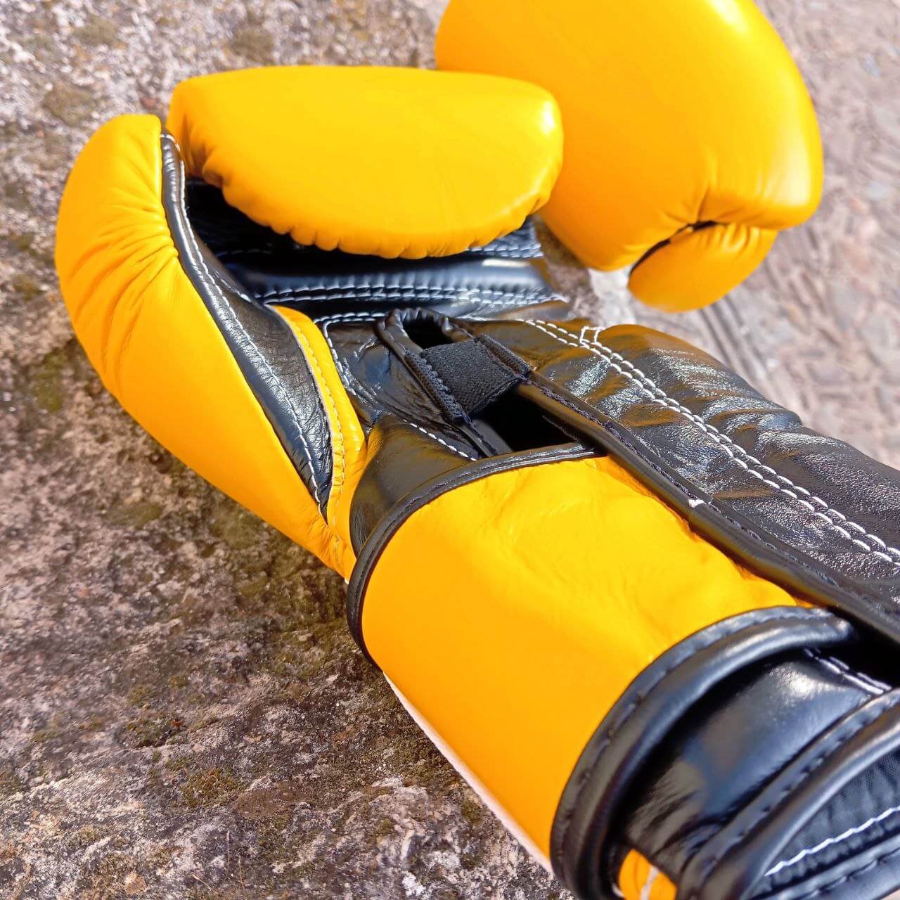Guantoni Fairtex Mexican Style Heavy Hitter in pelle di vacchetta Giallo. Polso più lungo per una migliore stabilità dell'articolazione, imbottitura extra protettiva in triplo strato. Fodera interna Anti sudore per preservare l'imbottitura. Adatti a tutti i praticanti di Muay Thai, Boxe e Kickboxing.