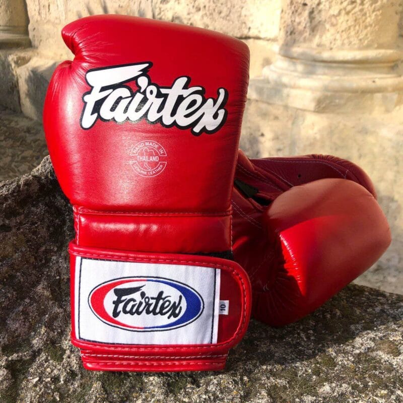 Guantoni Fairtex Mexican Style Heavy Hitter in pelle di vacchetta Rosso. Polso più lungo per una migliore stabilità dell'articolazione, imbottitura extra protettiva in triplo strato. Fodera interna Anti sudore per preservare l'imbottitura. Adatti a tutti i praticanti di Muay Thai, Boxe e Kickboxing.