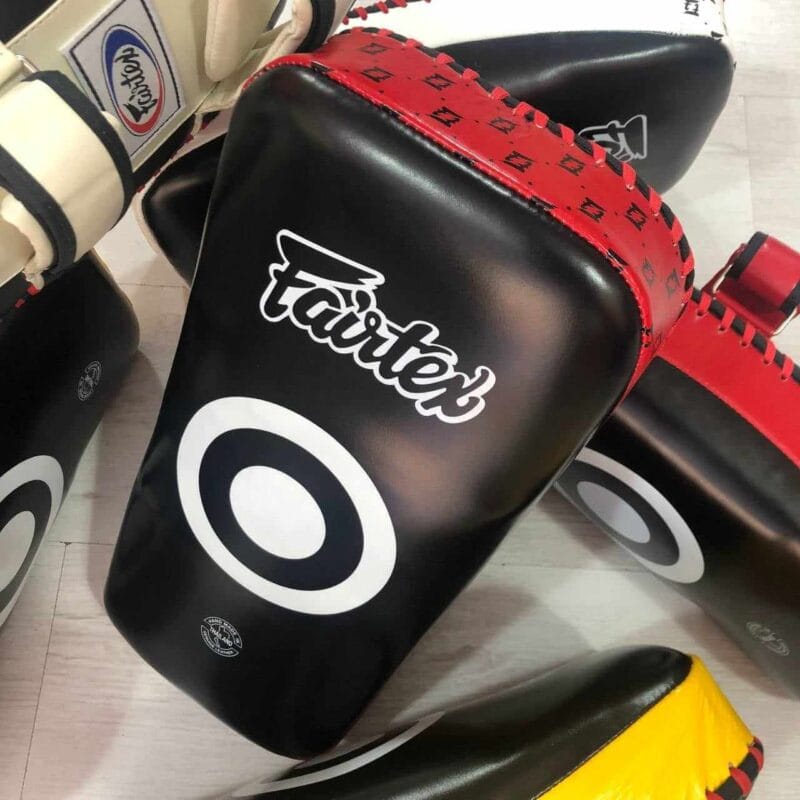 Pao Fairtex Curved in pelle Rosso, per allenamenti di Muay Thai, Kickboxing ed MMA.