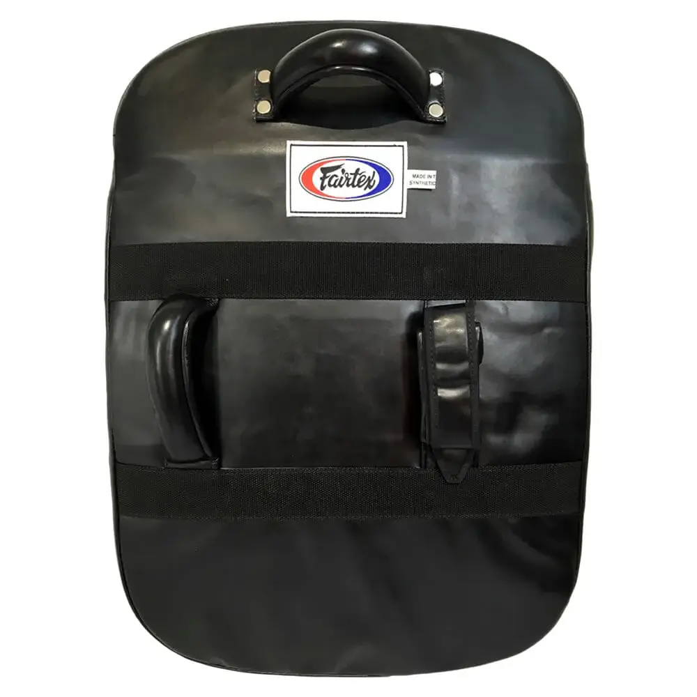 Scudo Curvo Fairtex colpitore Low Kick FS3 per trainer e maestri di Muay Thai, Kickboxing ed MMA. Versatile grazie alla doppia impugnatura, solido, robusto e resistente. Essenziali per tutti i coach.