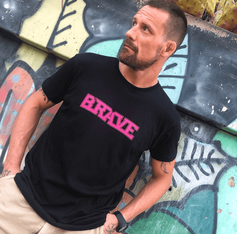 T-Shirt BRAVE Token Fucsia in cotone organico.