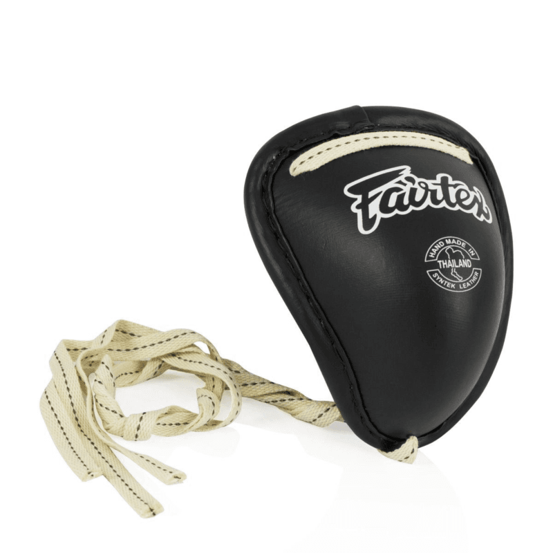 Conchiglia in Ghisa Fairtex con laccio per Muay Thai e Kickboxing.